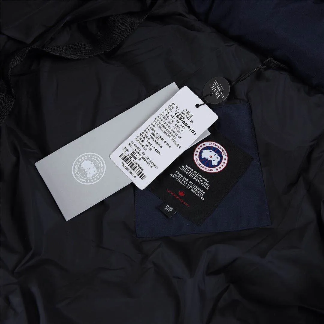 P760 Canada Goose Canada Goose #Mystique 3035LB extended parka down jacket/22 styles #women# ➖ Genuine synchronous anti-counterfeiting chip sensor! ➖ Imported 21-count polyester-cotton blended original fabric [last year’s 16-count/18-count hard fabrics have been completely eliminated, this year all use 21-count genuine synchronous fabrics, the soft mid-strap feels delicate and textured], genuine synchronous Feather-Light 10D waterproof coating fabric, made of 84.5 polyester fiber and 15.5 cotton, 100% the best feel in the entire network! ➖ The genuine official website is synchronized with the international standard 80 velvet! ➖ Using the best nylon lining with double double-layer sealing design, velvet-proof No. 7 needle + grid-filled down ready-made garments, there is 100% no so-called velvet running! ➖ The cuffs are designed with thickened seamless threads, and the collar and pockets are lined with top-quality polar fleece to keep you warm and comfortable! ➖ Yoshida YKK provides original custom-made electroplated sliders. YKK two-way lockable zippers are tight and smooth and will not peel off paint! ➖ 3M composite guarantees that the Velcro is the same as the original, durable, and all accessories and hardware are custom-made! ➖ Imported BEHRINGER embroidery machine to customize the 10,000-needle embroidery logo, 98% of which can be reproduced to restore the original logo. You can check and compare on the official website! ➖ The fur collars are all made of large pieces of Western Canadian blue wolf hide, ensuring that each fur collar is 13-15cm wide!  ⛔No slander, no exaggeration, professionalism because of focus!  SIZE: XXS XS S M L XL [Attached: Size chart]